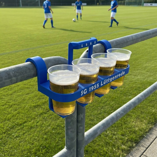 Personalisierter Getränkehalter Blau für Sportplatz-Geländer mit vier Becherhaltern, Vereinslogo und Wunschtext. SG 1955 Lüttgenrode.